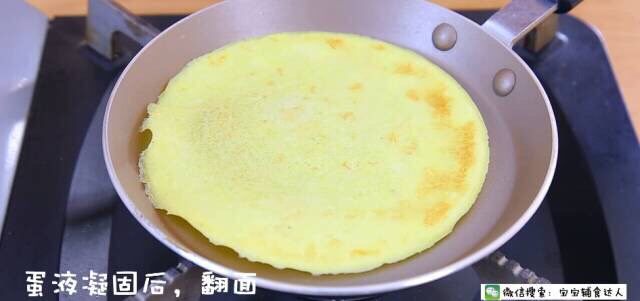 千层蛋包饭 宝宝辅食食谱,蛋液凝固后,翻面,烙好所有蛋皮备用。
