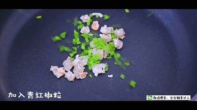 千层蛋包饭 宝宝辅食食谱,炒至虾仁变色,加入青红椒,翻炒均匀。
你喜欢在炒饭里加什么就加什么,很随意。鸡肉、香肠、豌豆、玉米、胡萝卜都可以,一切以宝宝的口感为前提,以宝宝爱吃为终极目标。