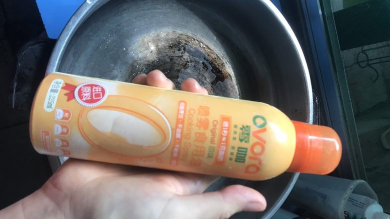 低卡南瓜溏心蛋意面,锅中倒入少量油