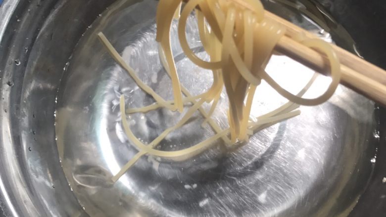 低卡南瓜溏心蛋意面,意面捞出放入冷水中,防止粘连