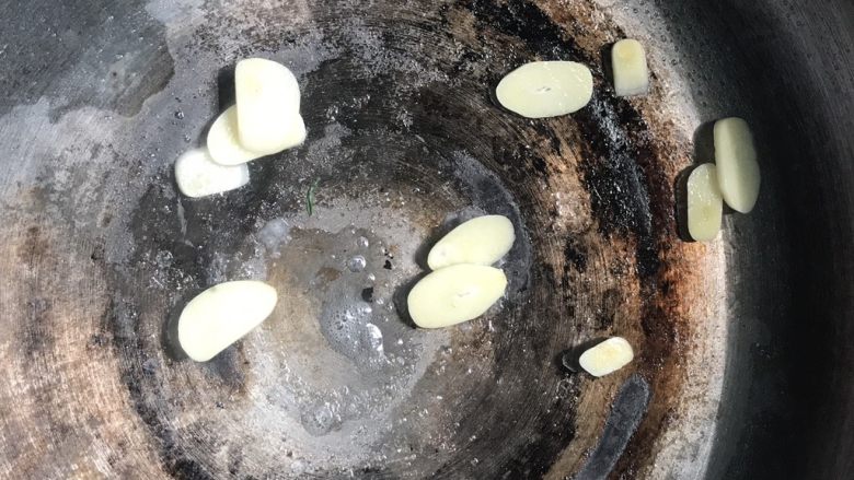 低卡南瓜溏心蛋意面,油热后放入蒜和洋葱爆香
