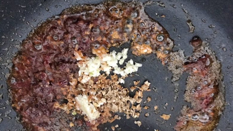 麻婆蛋清三文鱼,加入姜末和蒜末,翻炒均匀