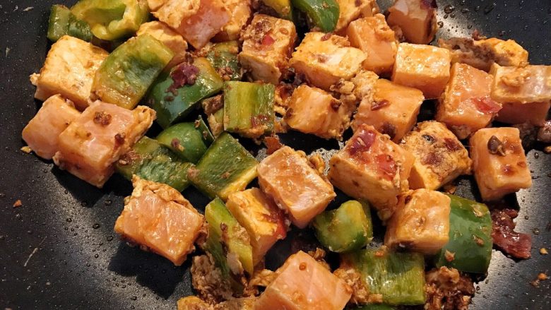 麻婆蛋清三文鱼,再把三文鱼和青椒加进来,这时开大火炒至三文鱼变色