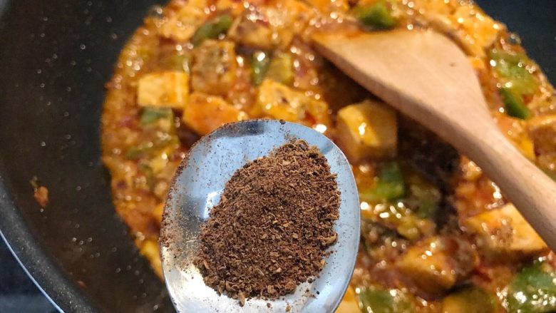 麻婆蛋清三文鱼,最后出锅前,撒入花椒粉再调匀就可以关火了。