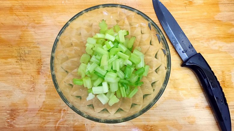 健康饮食之芹菜芦笋黄瓜汁,芹菜如图所示切成小丁，备用！