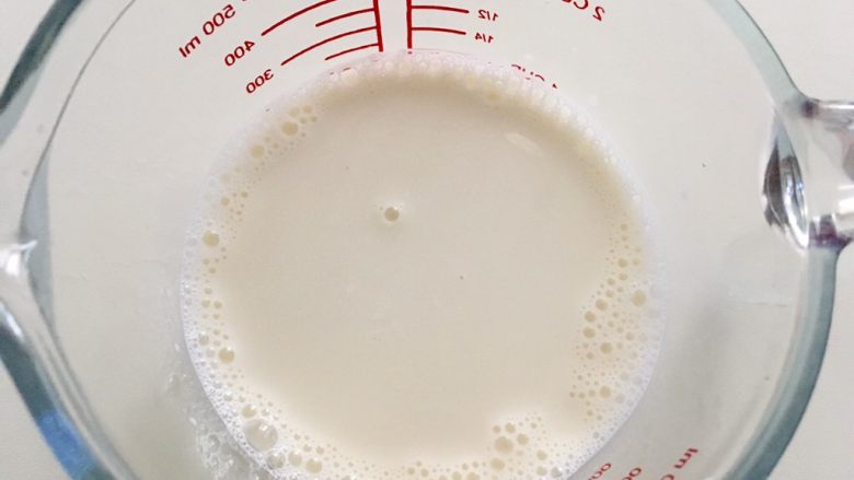 奶油蘑菇汤(牛奶版),<a style='color:red;display:inline-block;' href='/shicai/ 219'>牛奶</a>放深容器内