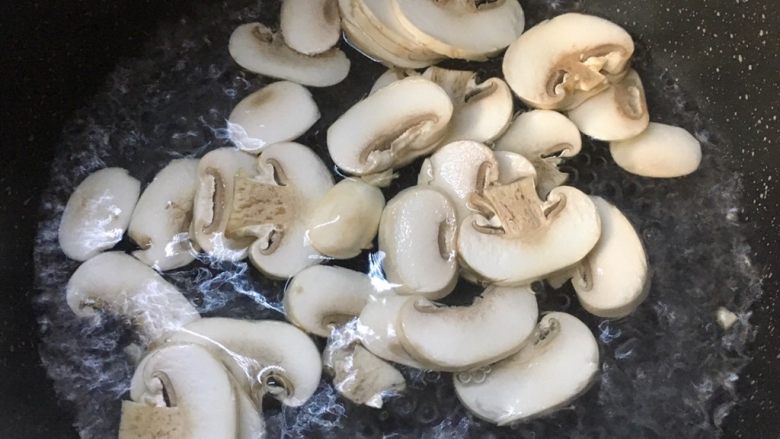 奶油蘑菇汤(牛奶版),锅内水开后放入口蘑片煮2分钟,捞出备用