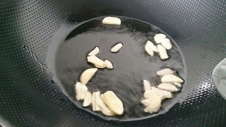耗油香菇,锅内放适量油,把大蒜爆香