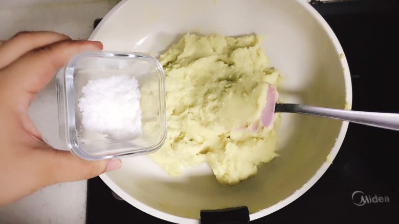 奶香绿豆糕 宝宝辅食,加入适量的糖,喜欢甜就多加一点,我是做给宝宝吃,所以加的特别少