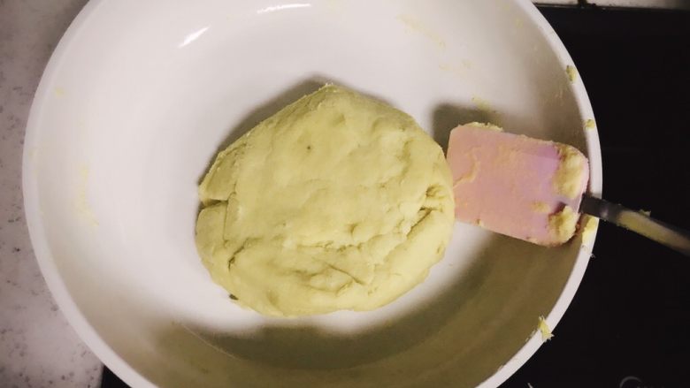 奶香绿豆糕 宝宝辅食,继续小火翻炒,至绿豆泥略干成团,且不粘锅的状态,即可盛出稍微放凉冷却