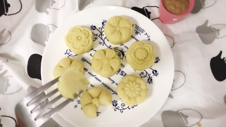 奶香绿豆糕 宝宝辅食,放入冰箱冷藏过后的口感更好哟～