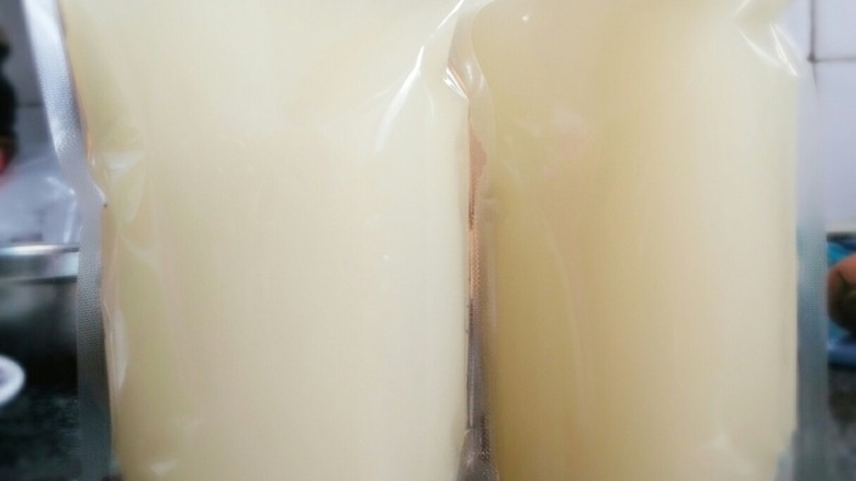 鸡肉杂蔬高汤,放冰箱冷冻保存,尽量半个月内食用完,给宝宝煮面、粥都可以