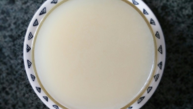 鸡肉杂蔬高汤,高汤盛出晾凉,去除表层油脂,我的基本没有,颜色有没有很赞👍