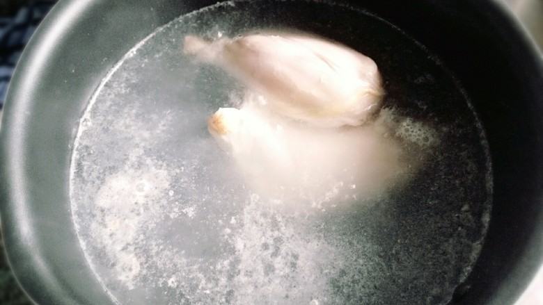 鸡肉杂蔬高汤,已经明显少很多了,捞出洗净