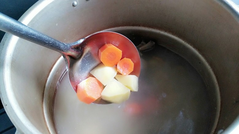 鸡肉杂蔬高汤,一小时后放去切好的蔬菜,可以根据自己的喜好更换别的蔬菜,莲藕、玉米都不错,上盖继续炖煮半小时