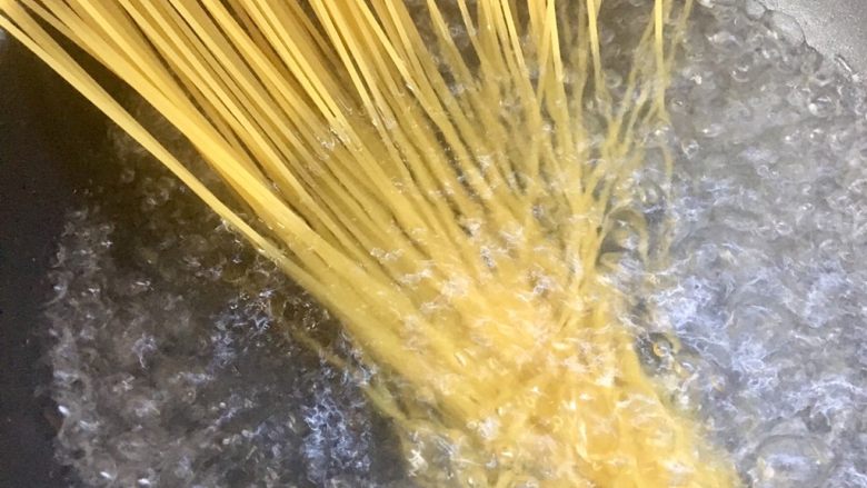 西兰花虾仁炒意面,水开后倒一点点油和盐,然后按意面说明时间煮面