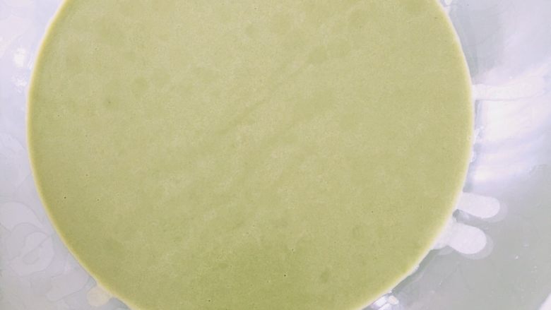 抹茶毛巾卷,混合液过2-3遍筛,面糊细腻均匀,盖上保鲜膜冰箱冷藏1小时左右