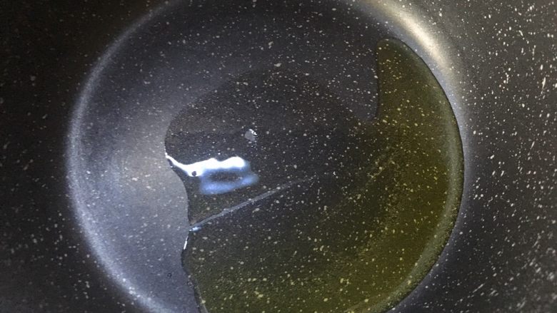 西兰花虾仁炒意面,热锅冷油,油稍多一点点(我用的橄榄油,用黄油会更赞)