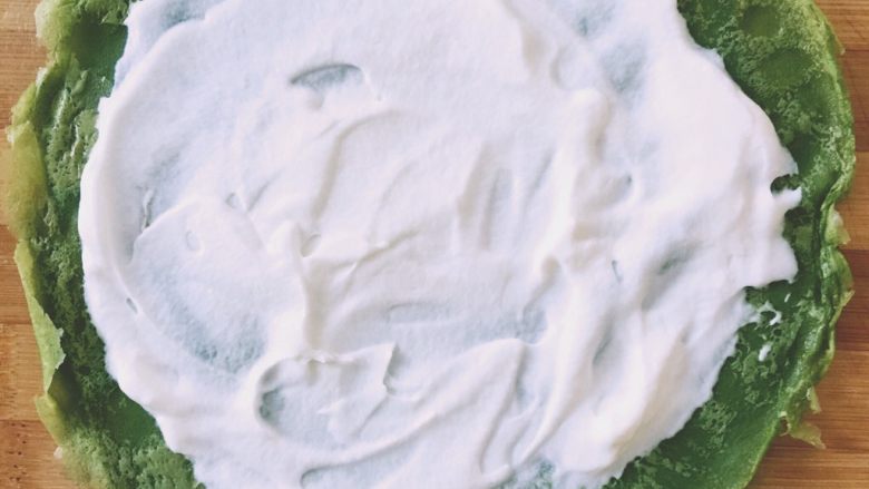 抹茶毛巾卷,摊好的千层饼放在案板上等凉,强迫症的亲可以借助盘子or其它器具把饼边整理整齐。我就直接这么做了,嘻嘻。<a style='color:red;display:inline-block;' href='/shicai/ 8197'>淡奶油</a>加细砂糖打至8分发,取一个饼将适量的<a style='color:red;display:inline-block;' href='/shicai/ 8197'>淡奶油</a>涂在上面,注意不要过多,周边留出一定的空间不涂,方便之后卷起