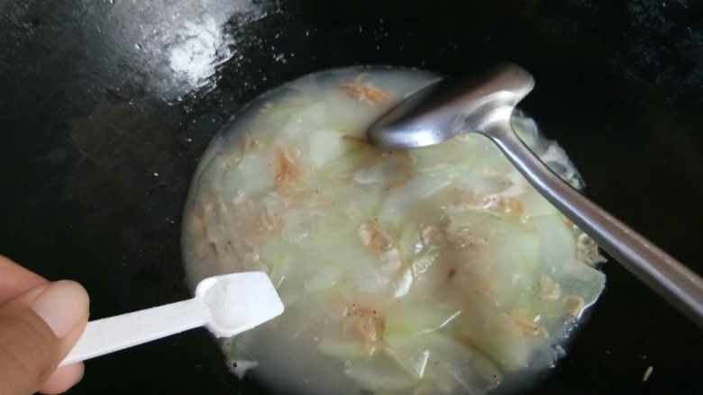 虾皮冬瓜汤,再次煮沸,冬瓜变透明,最后加少许盐调味即可。