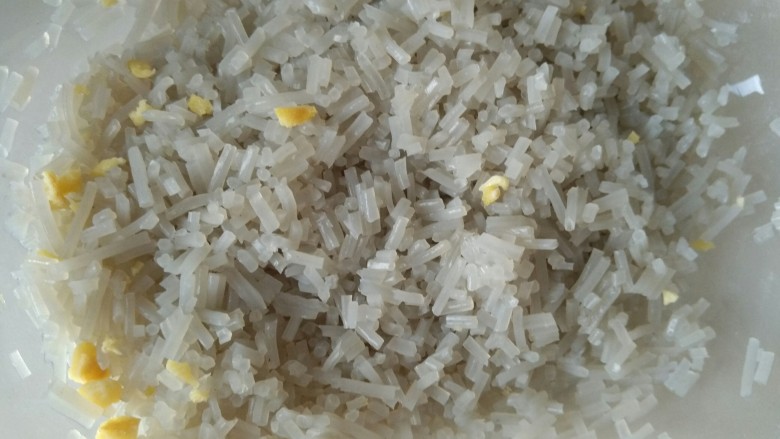 韭菜合子,红薯粉提前泡软,然后切碎