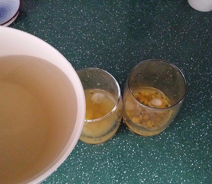 百香果蜂蜜水,再分别倒入百香果杯中