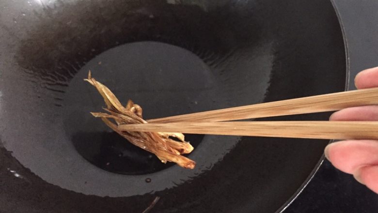 油焖大虾,夹掉炸至金黄色的葱段。
