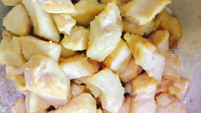 辣子鸡丁,炸好的鸡丁