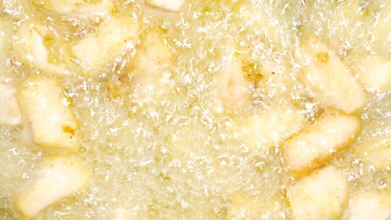 辣子鸡丁,进行二次复炸微焦捞出待用