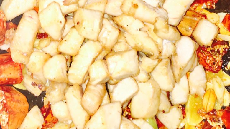 辣子鸡丁,放入炸好的鸡丁继续翻炒至没有了汤汁