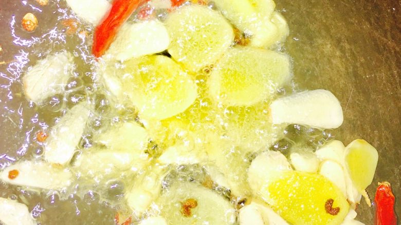 辣子鸡丁,放入<a style='color:red;display:inline-block;' href='/shicai/ 700'>花椒</a>和辣椒翻炒出香味约半分钟