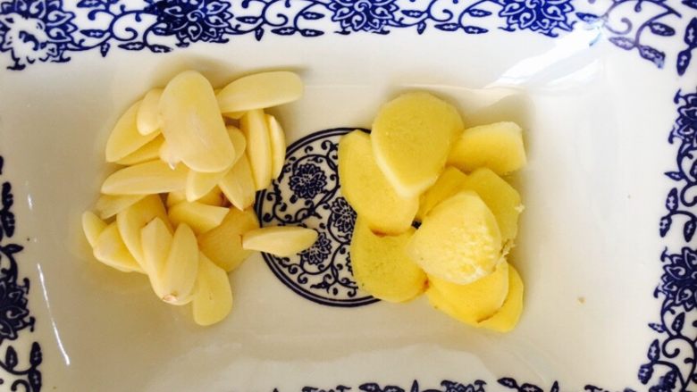 辣子鸡丁,蒜切片，<a style='color:red;display:inline-block;' href='/shicai/ 37'>姜</a>切片