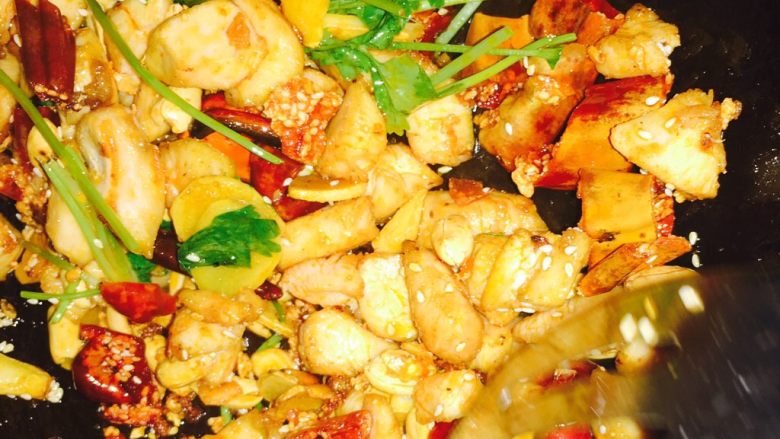 辣子鸡丁,放少许<a style='color:red;display:inline-block;' href='/shicai/ 131'>香菜</a>翻炒片刻出锅装盘