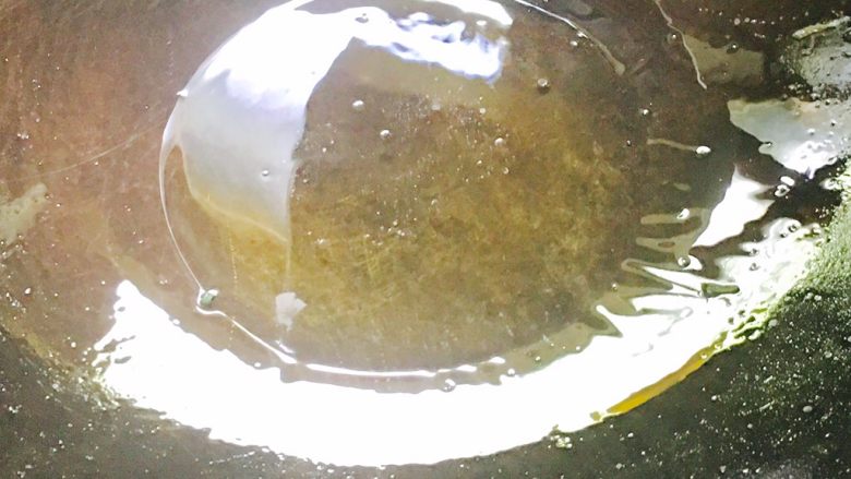 辣子鸡丁,锅内留少许底油烧热