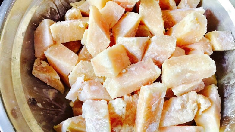 辣子鸡丁,颠动容器或拌匀腌制20分钟