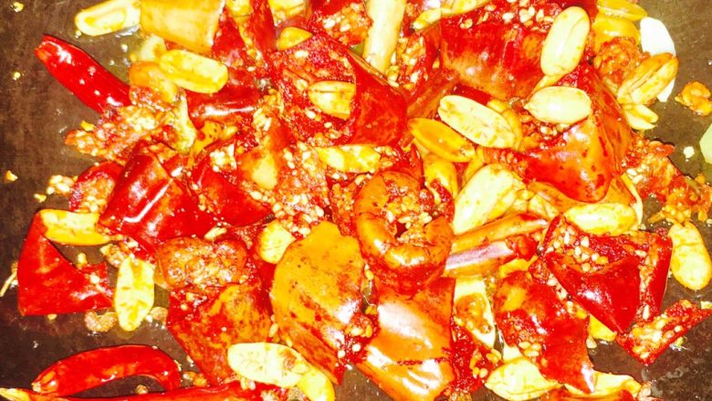 辣子鸡丁,放入<a style='color:red;display:inline-block;' href='/shicai/ 12753'>香辣酥</a>翻炒片刻