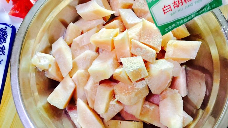 辣子鸡丁,加<a style='color:red;display:inline-block;' href='/shicai/ 134296'>白胡椒粉</a>