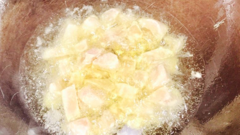 辣子鸡丁,锅内放油烧至八成热放腌好的鸡丁