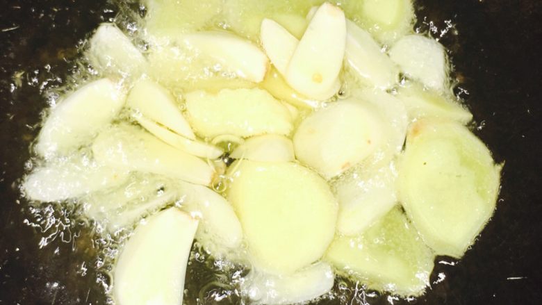 辣子鸡丁,放入姜蒜片爆香