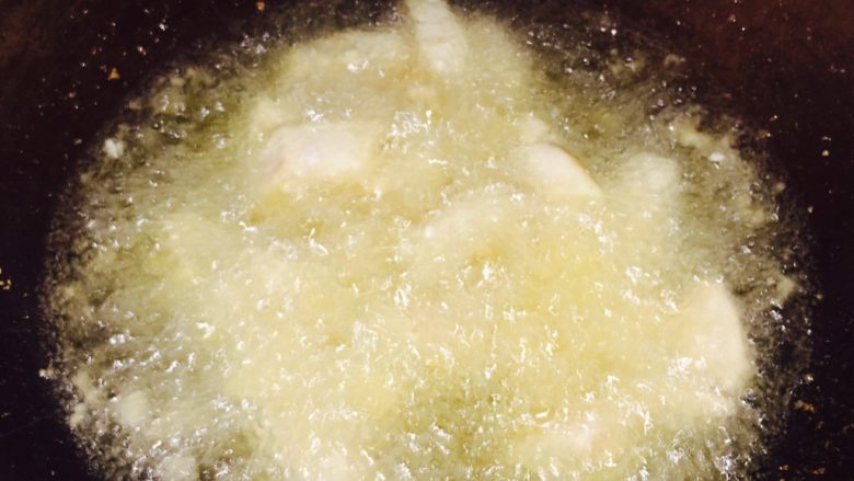 辣子鸡丁,炸至微黄捞出控油用