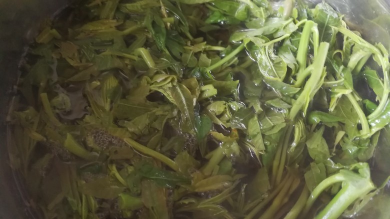 香椿拌豆腐,炉子上锅内烧水,水开后入香椿直至水开捞出。