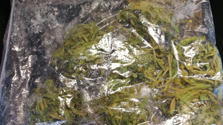 香椿拌豆腐,多余的部分按每次用量挤水捏团冷冻保存。四季随用随取，解冻即可。我这次就用的冷冻过的香椿苗一块。