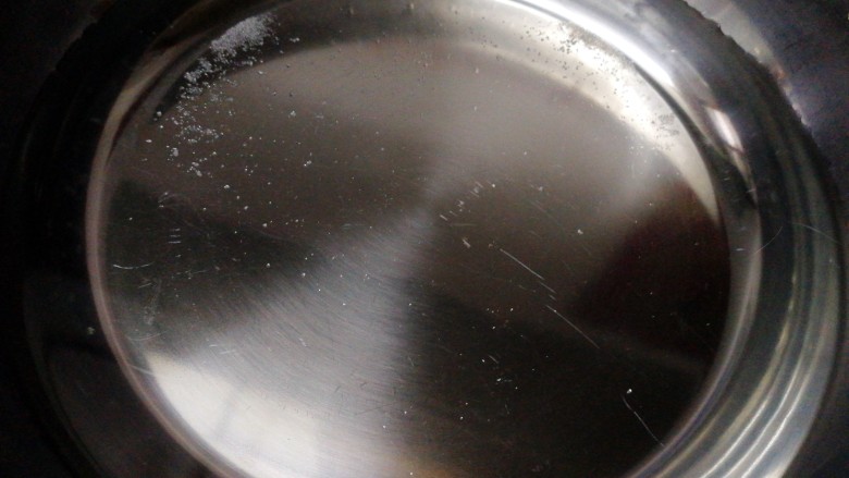 酸辣土豆丝,盆里放清水加点盐防止土豆丝氧化