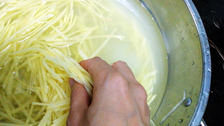 酸辣土豆丝,土豆丝一定要多过几遍水