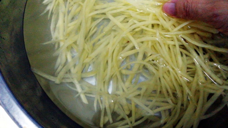 酸辣土豆丝,标准就是水要求清，看不到淀粉就可以了，不然炒的时候就会粘锅