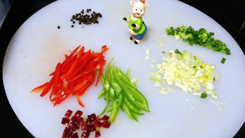 酸辣土豆丝,配料切好备用，将葱切末、<a style='color:red;display:inline-block;' href='/shicai/ 62'>辣椒</a>剪成小段、蒜切末、红椒切丝、姜切末。