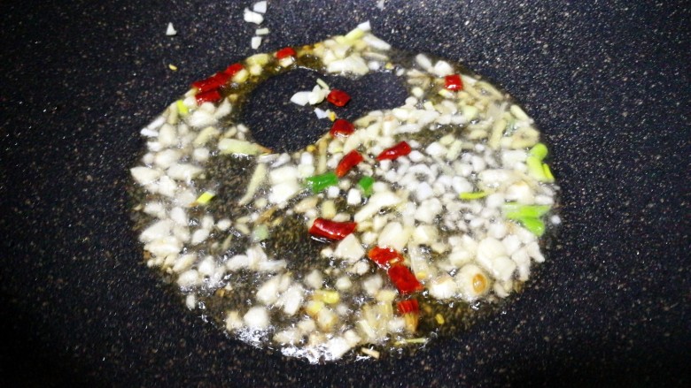 酸辣土豆丝,.锅内放入葱、姜、蒜末、辣椒段煸炒出香味。