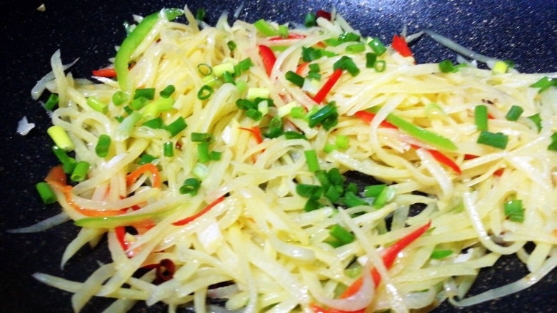 酸辣土豆丝,最后放入葱花提味。