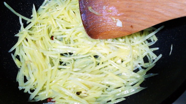 酸辣土豆丝,快速翻炒