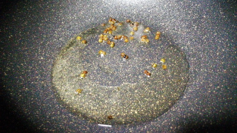 酸辣土豆丝,锅内放油放入<a style='color:red;display:inline-block;' href='/shicai/ 700'>花椒</a>煸炒出香味，将炸好的<a style='color:red;display:inline-block;' href='/shicai/ 700'>花椒</a>捞出。